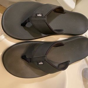 Nike sandals worn twice 9/10